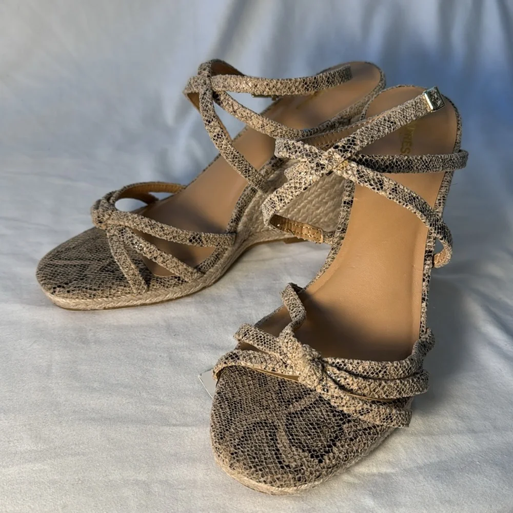 NWT Express black/tan snake print wedge sandals. Size 9. Fabric uppers.